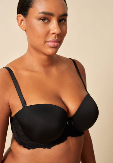Front view of a women model wearing Gossard black microfibre Multiway Strapless Bra